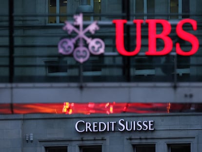 Los logos de Credit Suisse y UBS en Zúrich, en una imagen de 2023.